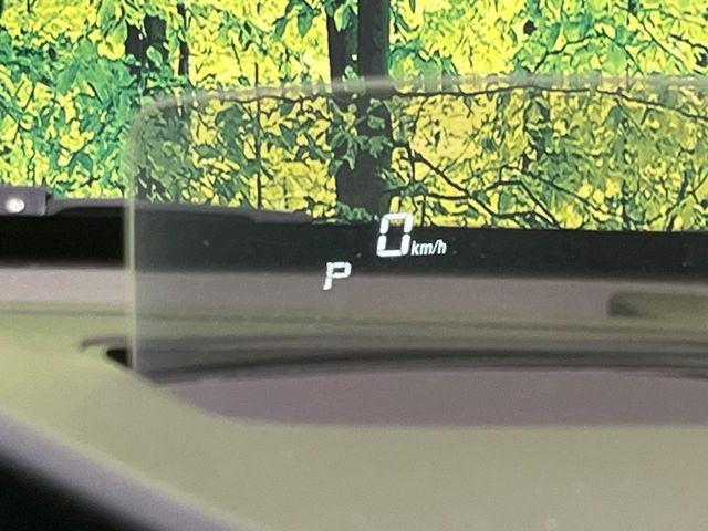 【ヘッドアップディスプレイ】現在の速度や走行情報をデジタル表示で運転席前方のガラスに投影!運転中、目線をずらさず必要な情報を確認できるのでとっても便利で安心!