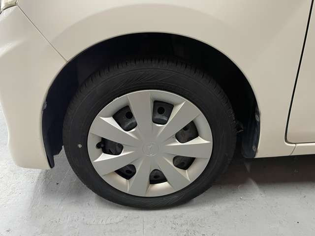 ���O�̃^�C���ƃz�C�[���J�o�[�ł��B�J�o�[�̂����Ԃ��獕���z�C�[���������܂��B