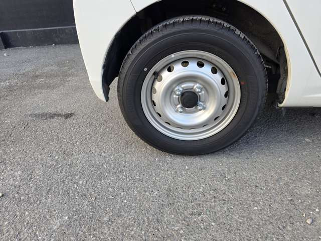タイヤとスチールホイールです。タイヤの溝の形が見えるよう、近くで撮りました。