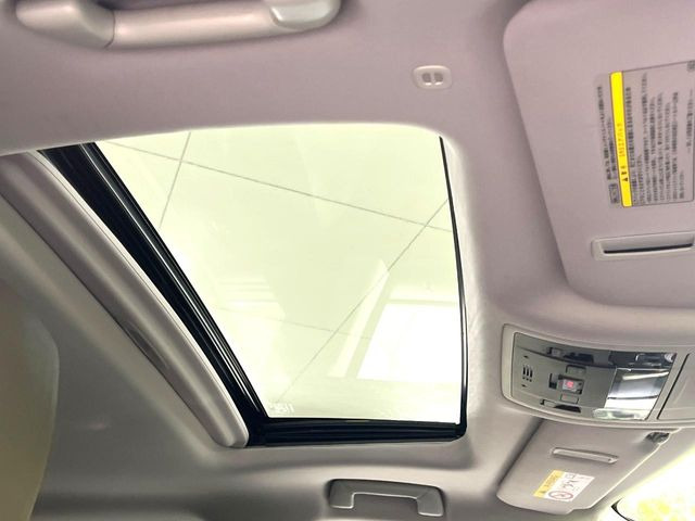 【サンルーフ】開放感たっぷりの希少装備、サンルーフが装着されています!車内に明かりを取り入れたり景色を楽しむ以外にも、車内の空気も簡単に換気できて快適です!