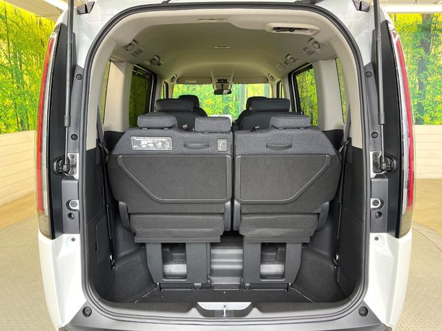 後席を格納すると、これだけの広さが!シーンに合わせたシートアレンジで、大きな荷物も積むことが出来ます♪