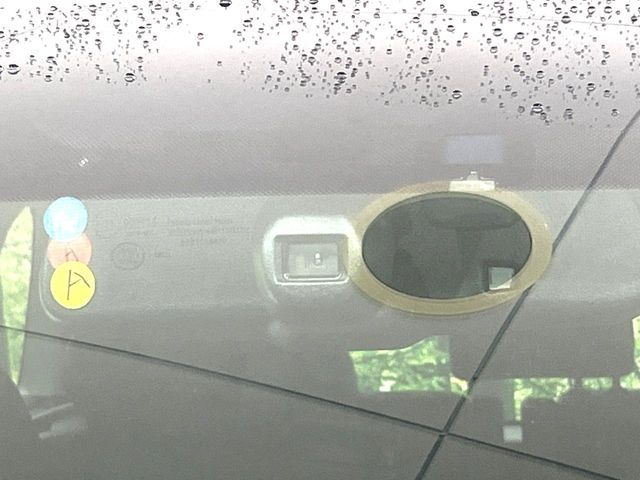 【プリクラッシュセーフティ】前方の車両等を検知し、衝突しそうな時は警報で注意を促し、ブレーキを踏む力をサポート。ブレーキを踏めなかった場合は衝突被害軽減ブレーキが作動、衝突回避をサポートします。