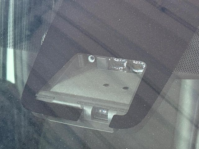 【トヨタセーフティセンス】走行中に前方の車両等を認識し、衝突しそうな時は警報とブレーキで衝突回避と被害軽減をアシスト。より安全にドライブをお楽しみいただけます。