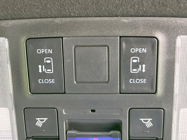 【両側パワースライドドア】スマートキーや運転席のスイッチで後席両側スライドドアの開閉が可能♪電動だから力を入れてドアを開ける必要が無く、小さなお子様でも簡単に開け閉めでき快適です♪