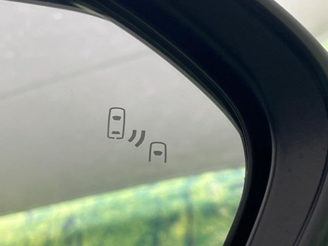 【ブラインドスポットモニター】走行中、ドアミラーの死角になりやすい箇所に後続車が接近するとサイドミラーのレンズに警告を表示!ドライバーに注意喚起をしてくれます。