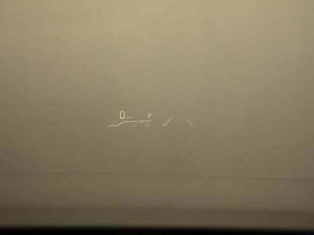 ヘッドアップディスプレイ(HUD)付!、フロントウインドウガラスに運転支援システムの作動状況や走行に関するさまざまな情報を表示することができます。