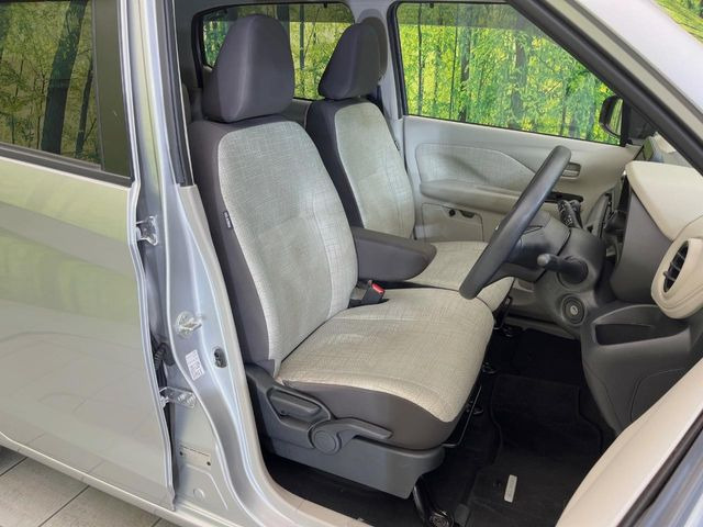 運転席シート廻りは使用感も少なく、良好な状態となっています。丁寧に使われていたことがよくわかりますね。