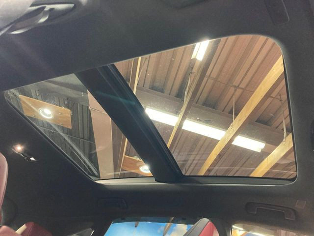 【大型サンルーフ】車内の解放感が一気に上がる大型のパノラマルーフ!季節を問わず開放的で快適なドライブをお楽しみいただけます。流通量も少なく希少価値の高い人気の装備です♪