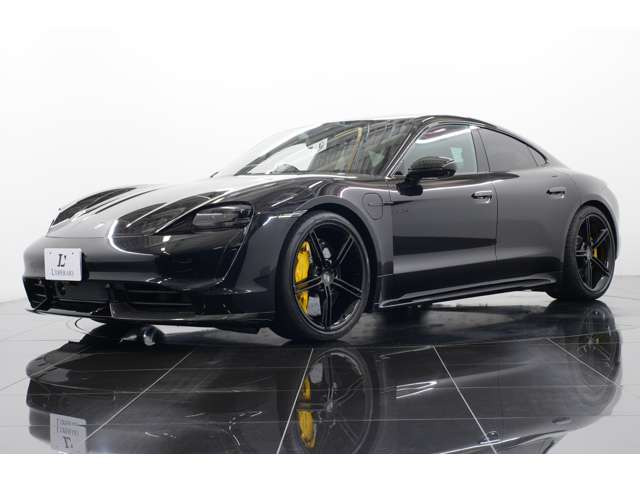 �t�����g238ps�A���A456ps�̃f���A�����[�^�[�\���ɂ��4WD�B�O��̋쓮�͂��k���ɐ��䂵�A�J�̓��̔��i���烏�C���f�B���O�܂ŘH�ʂ𑨂��܂��B�d�������Ă��|���V�F�̑���͗h�邬�܂���B