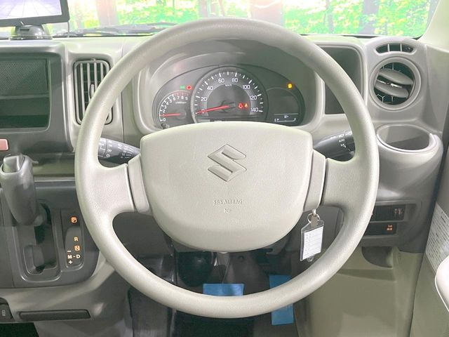 インテリアに合わせたデザインのステアリングは、運転される方のことも考え、運転しやすい形状、大きさです。是非一度、実際に触ってお確かめください。