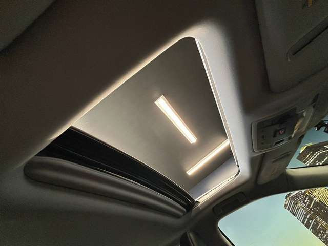解放感溢れる【サンルーフ】☆車内には爽やかな風や太陽の穏やかな光が差し込みます☆