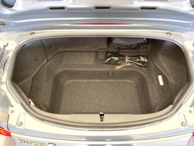 積み下ろしのしやすいデッキにはたっぷりと荷物を積み込んでいただけます。遊びから仕事まで、様々なシーンで頼れます♪