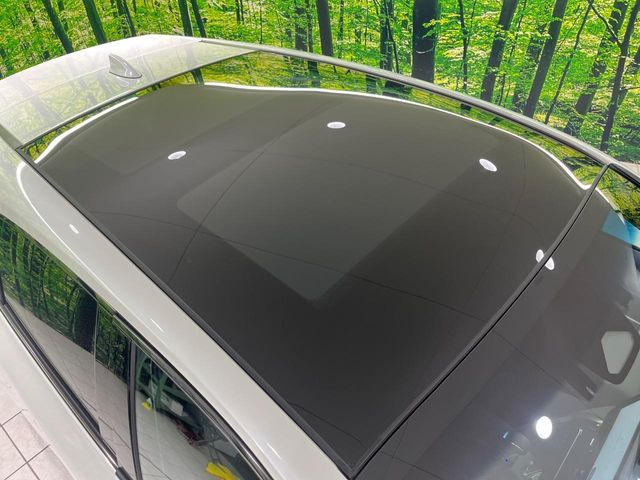 【調光パノラマルーフ】車内の解放感が一気に上がる大型パノラマルーフに調光機能がプラス!日差しが強い時、シェードを閉めなくてもガラスの透明度を調整することで心地よい明るさに♪