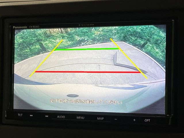 【バックカメラ】駐車時に後方がリアルタイム映像で確認できます。大型商業施設や立体駐車場での駐車時や、夜間のバック時に大活躍!運転スキルに関わらず、今や必須となった装備のひとつです!