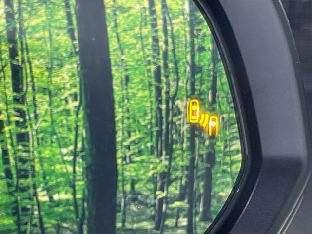 【ブラインドスポットモニター】走行中、ドアミラーの死角になりやすい箇所に後続車が接近するとサイドミラーのレンズに警告を表示!ドライバーに注意喚起をしてくれます。