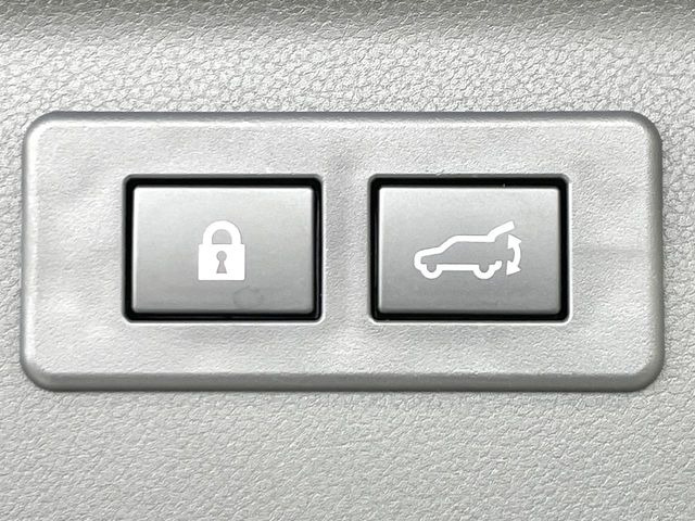 【パワーバックドア】スマートキーや運転席のボタンを押すだけでリアゲートが自動で開閉します!荷物を持っている時や、高い位置にあるバックドアを閉める際に便利な機能です♪