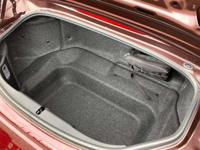 普段のお買い物や通勤、送迎等に十分な荷室スペースを確保しております。