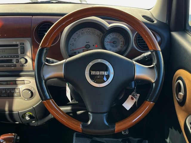 �C���e���A�ɍ��킹���f�U�C���̃X�e�A�����O�́A�^�]�������̂��Ƃ��l���A�^�]���₷���`��A�傫���ł��B�����x�A���ۂɐG���Ă��m���߂��������B