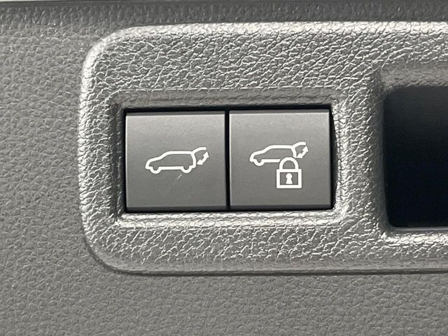 【パワーバックドア】スマートキーや運転席のボタンを押すだけでリアゲートが自動で開閉します!荷物を持っている時や、高い位置にあるバックドアを閉める際に便利な機能です♪