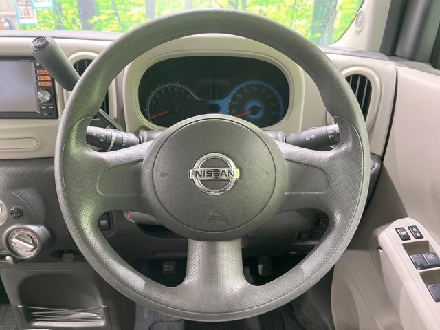 �C���e���A�ɍ��킹���f�U�C���̃X�e�A�����O�́A�^�]�������̂��Ƃ��l���A�^�]���₷���`��A�傫���ł��B�����x�A���ۂɐG���Ă��m���߂��������B