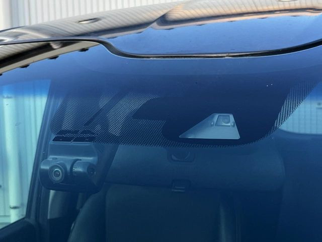 【ホンダセンシング】走行中に前方の車両等を認識し、衝突しそうな時は警報とブレーキで衝突回避と被害軽減をアシスト。より安全にドライブをお楽しみいただけます。