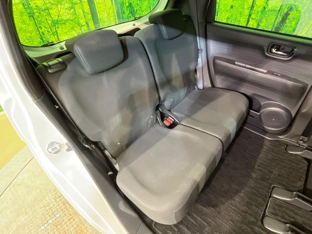 後部座席も気になるようなキズ・汚れやへたり等、大きなダメージはなく、良好な状態です。