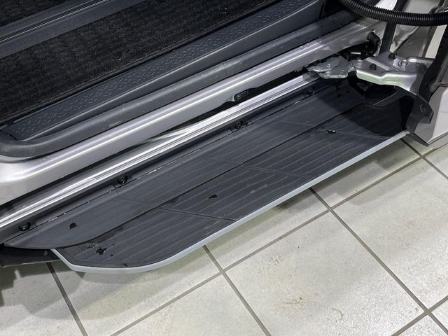 【電動サイドステップ】車高の高いお車でも、これがあれば小さいお子様の乗り降りも楽々♪スライドドアと連動して作動する為、煩わしい操作は不要です!