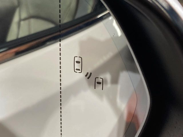 【ブラインドスポットモニター】走行中、ドアミラーの死角になりやすい箇所に後続車が接近するとサイドミラーのレンズに警告を表示!ドライバーに注意喚起をしてくれます。