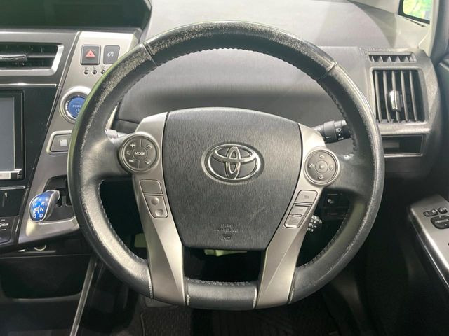 �C���e���A�ɍ��킹���f�U�C���̃X�e�A�����O�́A�^�]�������̂��Ƃ��l���A�^�]���₷���`��A�傫���ł��B�����x�A���ۂɐG���Ă��m���߂��������B