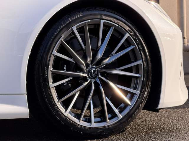 21インチ鍛造アルミホイール(切削光輝+スーパーグロスブラックメタリック塗装)。