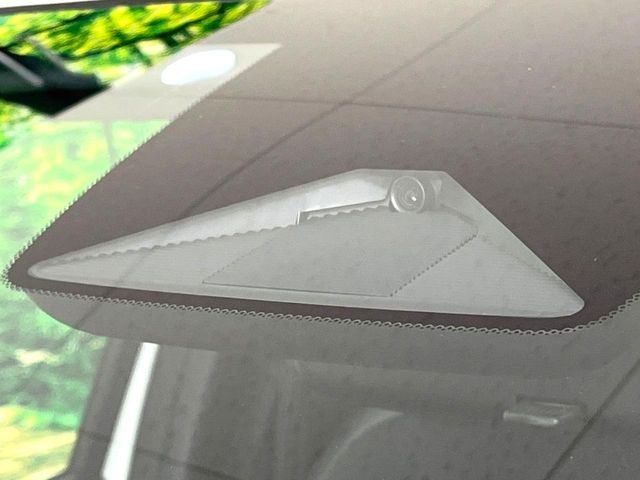 【ホンダセンシング】走行中に前方の車両等を認識し、衝突しそうな時は警報とブレーキで衝突回避と被害軽減をアシスト。より安全にドライブをお楽しみいただけます。