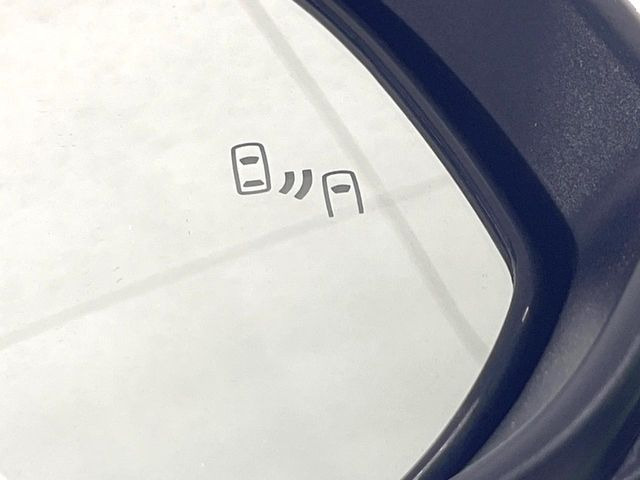 【ブラインドスポットモニター】走行中、ドアミラーの死角になりやすい箇所に後続車が接近するとサイドミラーのレンズに警告を表示!ドライバーに注意喚起をしてくれます。