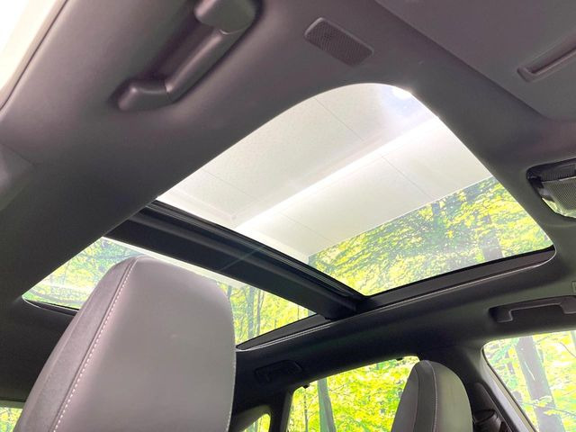 【大型サンルーフ】車内の解放感が一気に上がる大型のパノラマルーフ!季節を問わず開放的で快適なドライブをお楽しみいただけます。流通量も少なく希少価値の高い人気の装備です♪