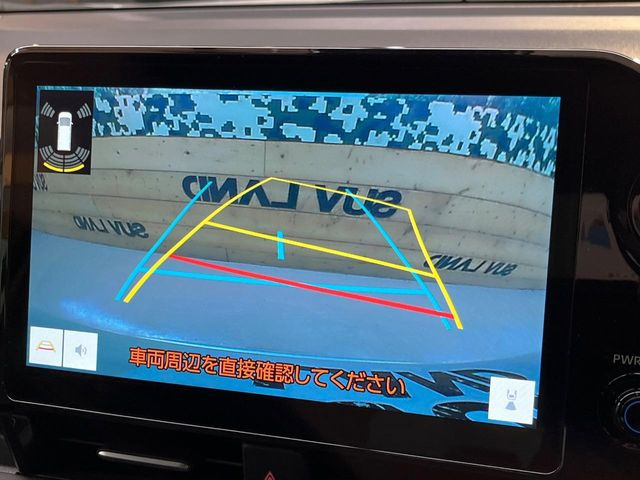 【バックカメラ】駐車時に後方がリアルタイム映像で確認できます。大型商業施設や立体駐車場での駐車時や、夜間のバック時に大活躍!運転スキルに関わらず、今や必須となった装備のひとつです!