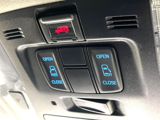 【両側パワースライドドア】スマートキーや運転席のスイッチで後席両側スライドドアの開閉が可能♪電動だから力を入れてドアを開ける必要が無く、小さなお子様でも簡単に開け閉めでき快適です♪