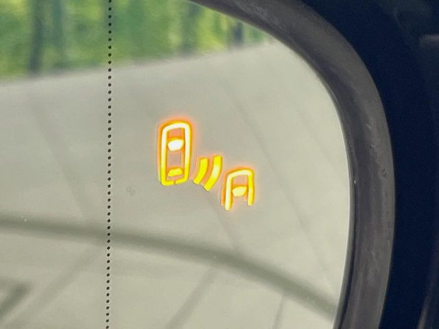 【ブラインドスポットモニター】走行中、ドアミラーの死角になりやすい箇所に後続車が接近するとサイドミラーのレンズに警告を表示!ドライバーに注意喚起をしてくれます。