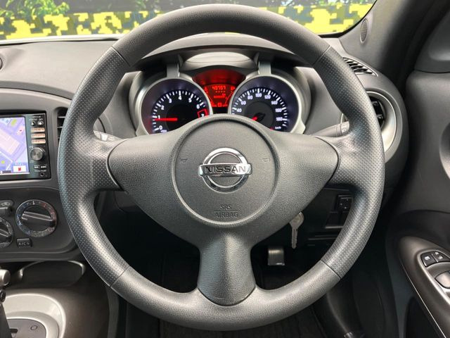 �C���e���A�ɍ��킹���f�U�C���̃X�e�A�����O�́A�^�]�������̂��Ƃ��l���A�^�]���₷���`��A�傫���ł��B�����x�A���ۂɐG���Ă��m���߂��������B
