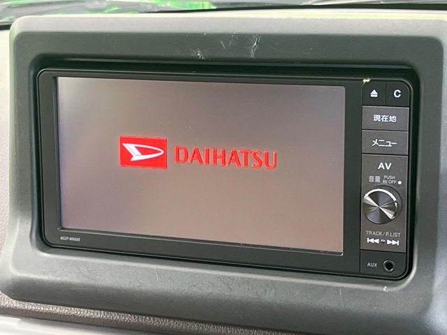【純正ナビ】人気の純正ナビを装備しております。ナビの使いやすさはもちろん、オーディオ機能も充実!キャンプや旅行はもちろん、通勤や買い物など普段のドライブも楽しくなるはず♪