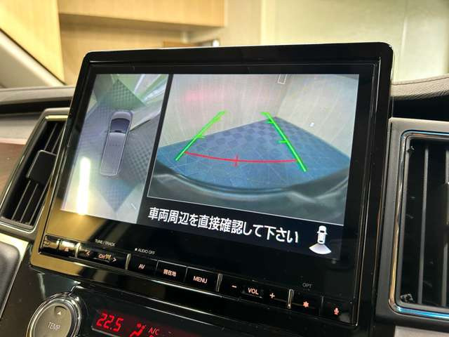 【バックカメラ】運転席から画面上で安全確認ができます。駐車が苦手な方にもオススメな便利機能です。