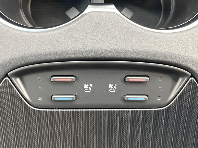 【シートヒーター&ベンチレーション】夏場は涼しい風でお尻や背中の熱やムレを防ぎ、冬はエアコンよりも早く温まってポカポカに!季節を問わず快適に過ごせます。