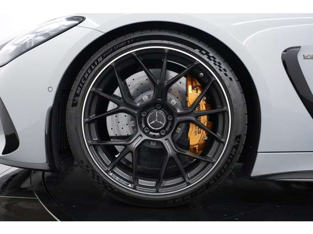 ���������͂ƗD�ꂽ�σt�F�[�h����ǋ�����AMG�J�[�{���Z���~�b�N�u���[�L�𑕔��B�p�t�H�[�}���X���󂯎~�߂鐧�����\�ƁA�������ʂ鑶�݊������͂ł��B