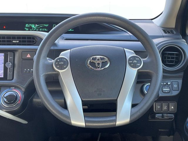インテリアに合わせたデザインのステアリングは、運転される方のことも考え、運転しやすい形状、大きさです。是非一度、実際に触ってお確かめください。