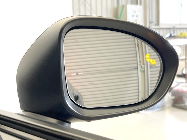 【ブラインドスポットモニタリング】走行中、ドアミラーの死角になりやすい箇所に後続車が接近するとサイドミラー付近に警告を表示、ドライバーに注意喚起をしてくれます。
