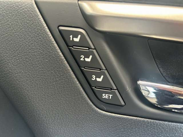 【運転席ポジションメモリー付パワーシート】ワンタッチで記憶させていたシートの前後・リクライニングはもちろん、シートリフターも備えます☆快適なドライブをお楽しみ下さい♪