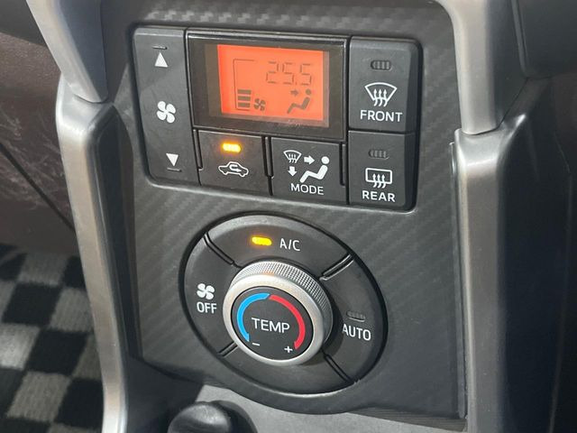 【オートエアコン】一度お好みの温度に設定すれば、車内の温度を検知し風量や温度を自動で調整。暑い&hellip;寒い&hellip;と何度もスイッチ操作をする必要はありません。快適な車内空間には必須の機能ですね♪