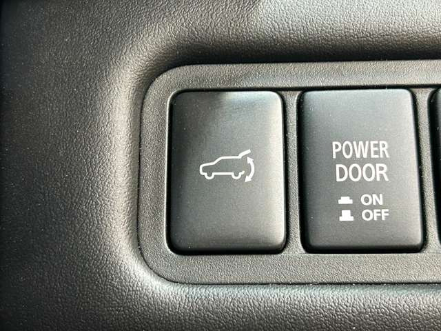 【電動リアゲート】ワンタッチでトランクの開け閉めが可能です♪