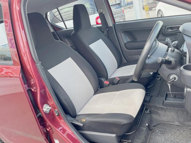 運転席シート廻りは使用感も少なく、良好な状態となっています。丁寧に使われていたことがよくわかりますね。
