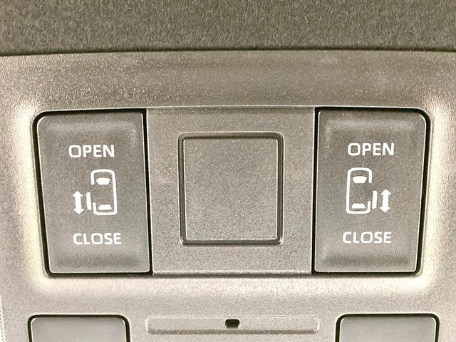 【両側パワースライドドア】スマートキーや運転席のスイッチで後席両側スライドドアの開閉が可能♪電動だから力を入れてドアを開ける必要が無く、小さなお子様でも簡単に開け閉めでき快適です♪
