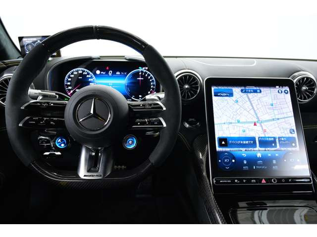 AMG�̃X�|�[�c�}�C���h���ے�����X�e�A�����O�B��ɓ���ޏ㎿�Ȏd���ĂƐ����ȃf�U�C�����A�R�b�N�s�b�g�Ƀ��[�V�[�ȕ��͋C�������炵�܂��B