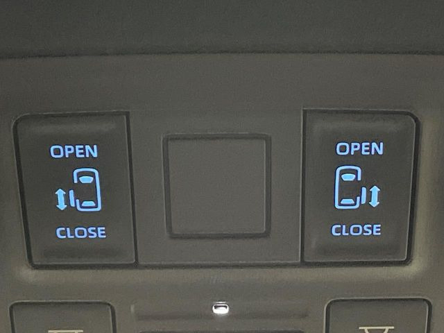 【両側パワースライドドア】スマートキーや運転席のスイッチで後席両側スライドドアの開閉が可能♪電動だから力を入れてドアを開ける必要が無く、小さなお子様でも簡単に開け閉めでき快適です♪